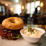 Pulled pork bagel coleslaw salátával